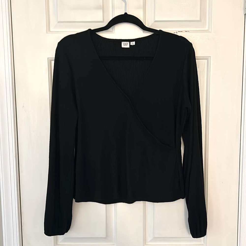 GAP cross body ribbed top with banded sleeves.  EUC.
